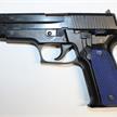 Pistole Sig Sauer P226 9mm Para mit Wappen | Bild 2